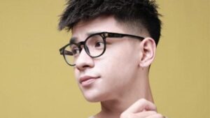 Nếu bạn đang tìm kính cận nam mặt dài, hãy ưu tiên các mẫu gọng kính aviator nam (kính phi công) hoặc các mẫu có tròng kính sâu. Những thiết kế này giúp "thu ngắn" gương mặt, tạo cảm giác cân đối hơn. Ngược lại, kính cận nam gọng nhỏ sẽ là chân ái cho những người có khuôn mặt thanh tú.